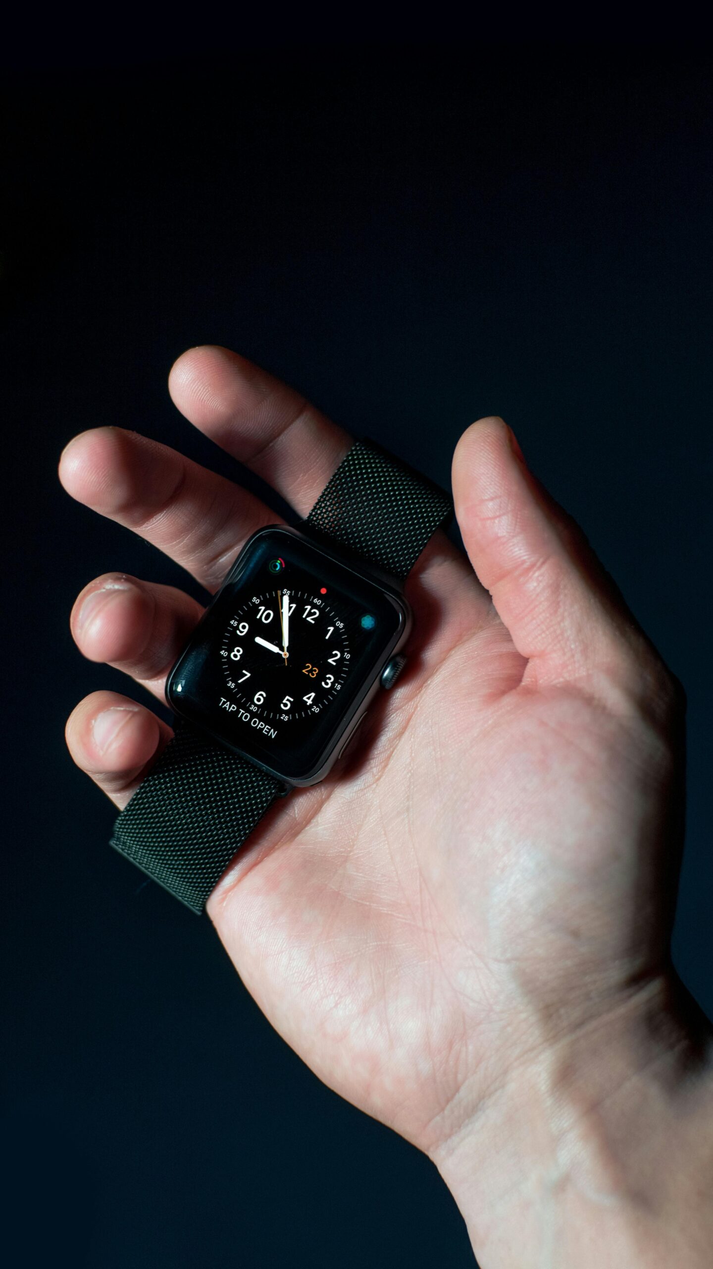 Smartwatch Android iluminado em tons de azul